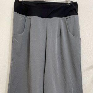 Lucy Activewear Capri gray wide leg lightweight lightly used 3 pockets packable